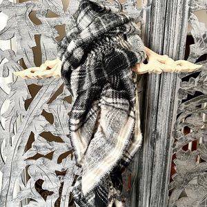 Black, white & gray plaid scarf🖤
